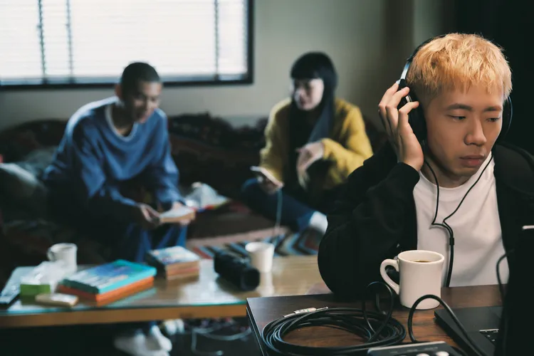 鄭興（右）為新歌MV演活曖昧三角戀。好的秋工作室提供