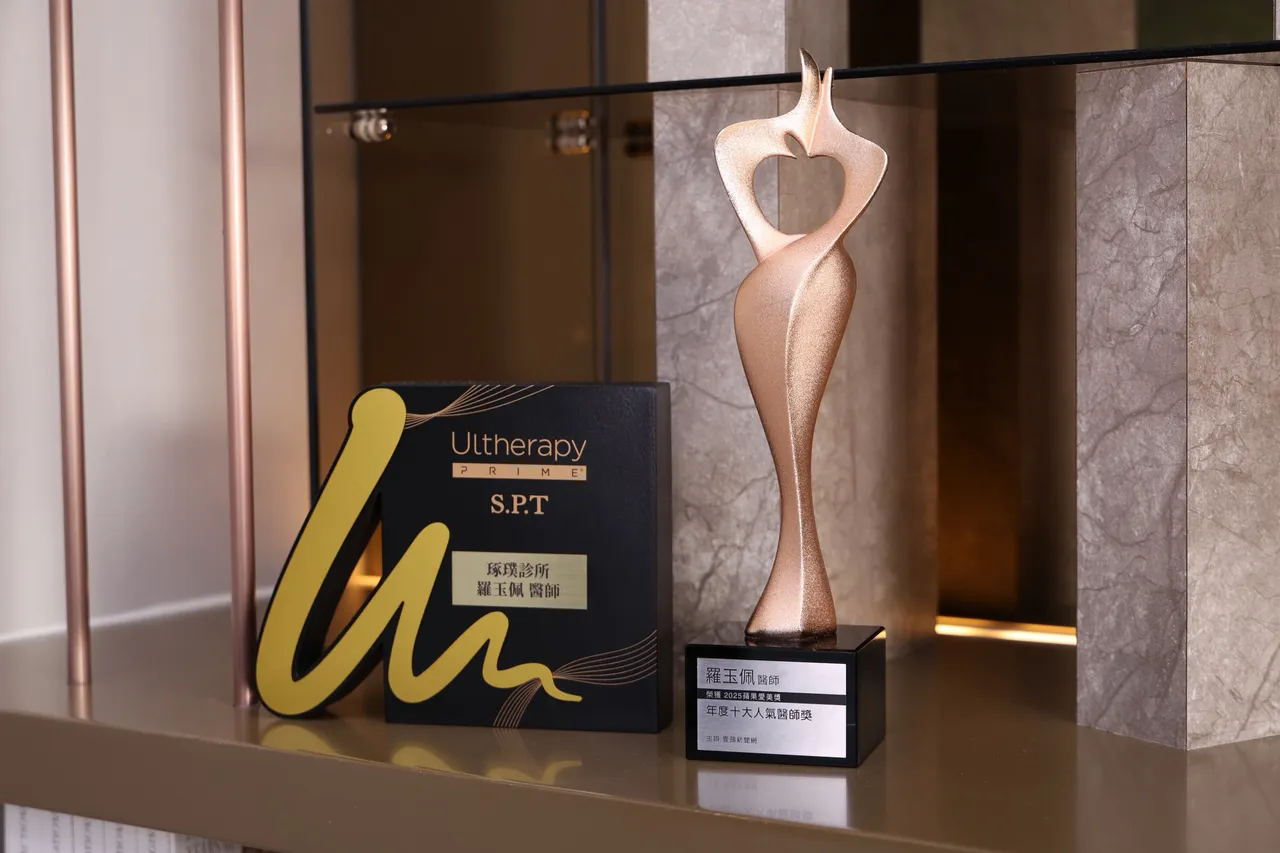 罗玉佩获得苹果爱美奖10大人气医师的奖杯。庄宗达摄