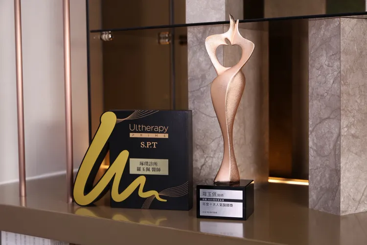 羅玉佩獲得蘋果愛美獎10大人氣醫師的獎盃。莊宗達攝