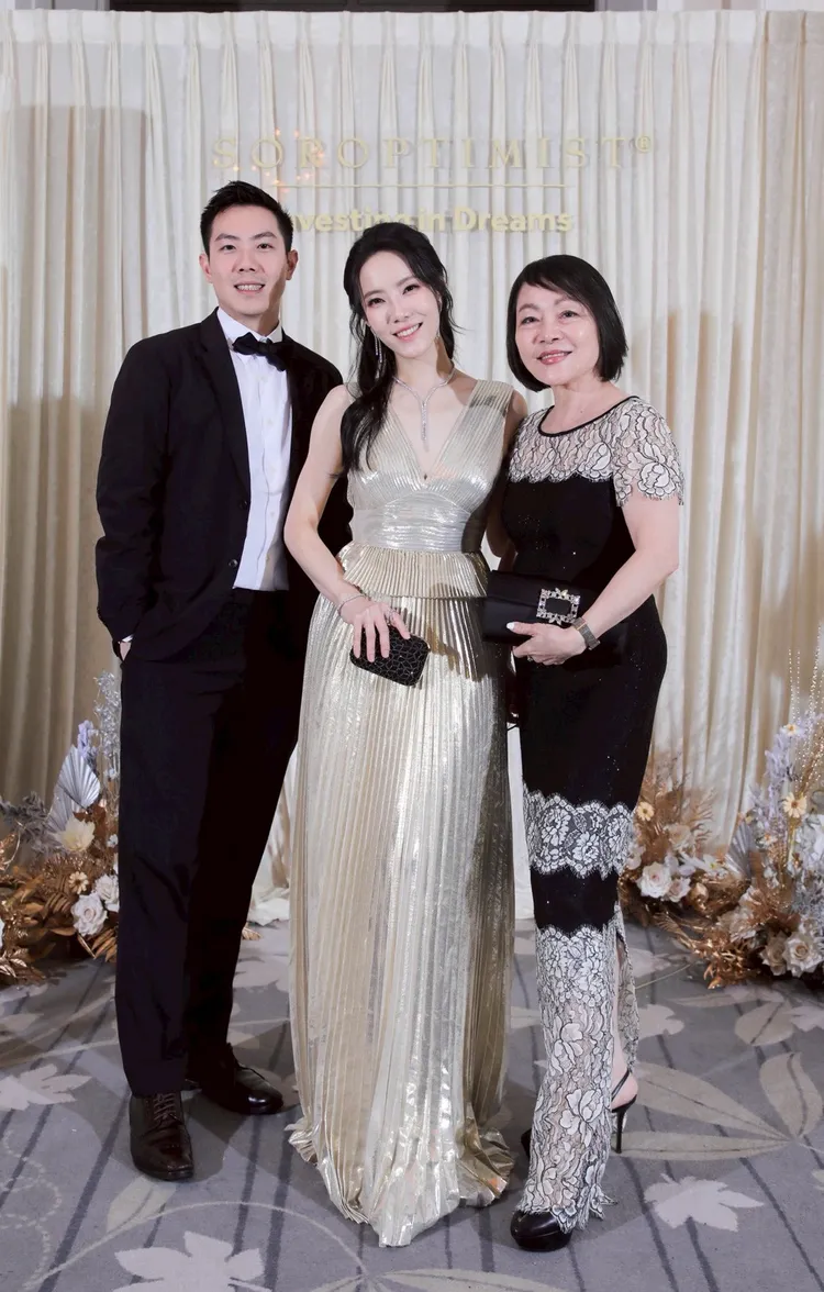 羅玉佩（中）與弟弟（左）和媽媽（右）的合影。羅玉佩提供