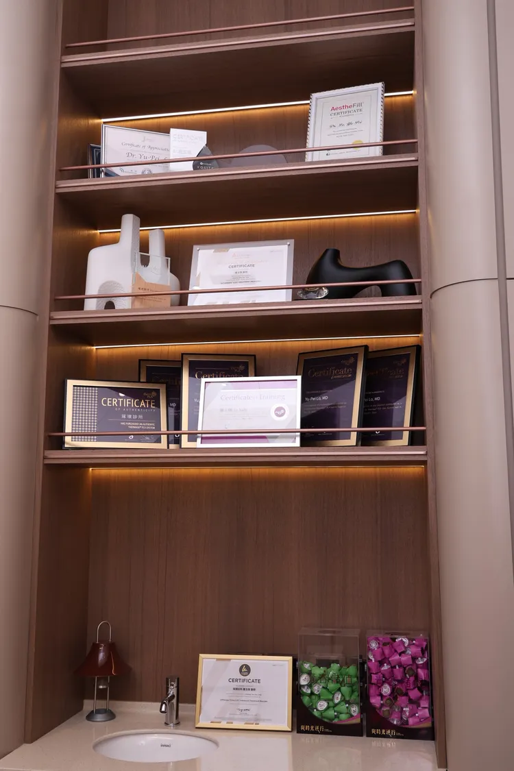 羅玉佩的辦公室擺滿了證書。莊宗達攝