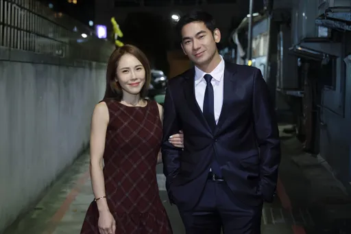 吳申梅總裁老公不要看！會氣死　你老婆甜勾男星！香肩任他躺還比愛心