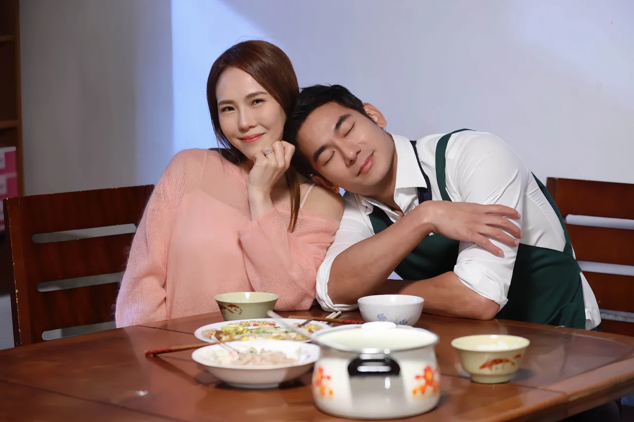 吴申梅的香肩任亮哲躺。