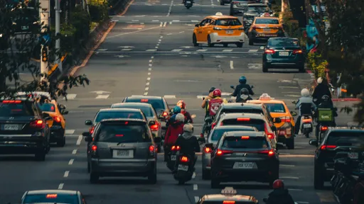 道交條例初審　行車吸菸、機車用手機罰鍰提高