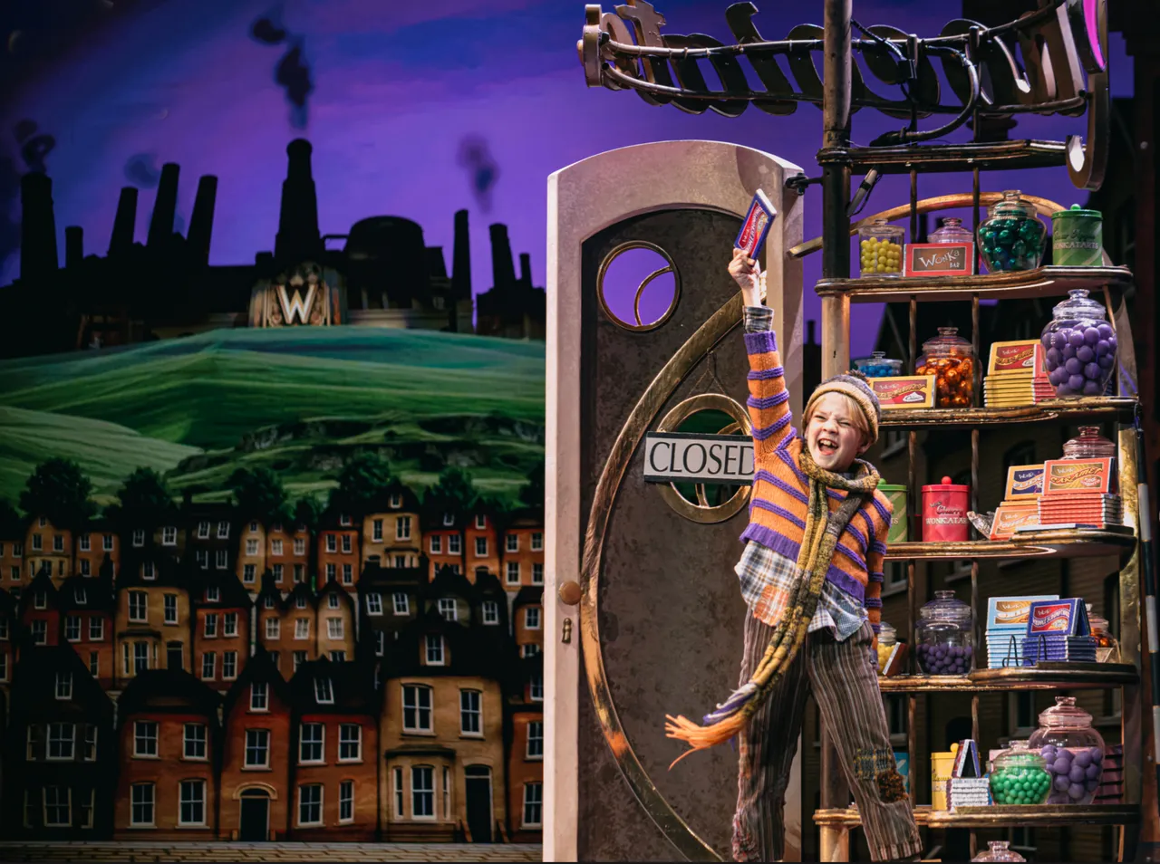 《巧克力冒險工廠》舞台上的查理則象徵純真與希望，帶領觀眾踏入旺卡的奇幻旅程。華文環藝提供