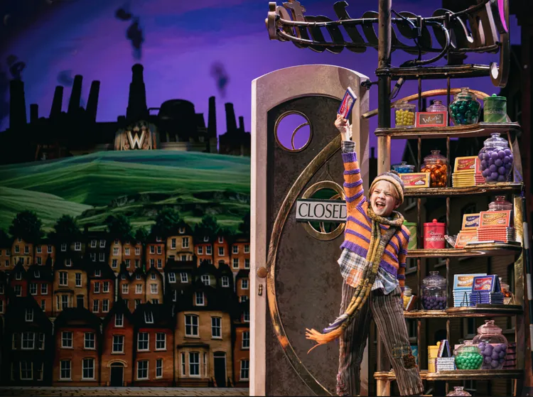 《巧克力冒險工廠》舞台上的查理則象徵純真與希望，帶領觀眾踏入旺卡的奇幻旅程。華文環藝提供