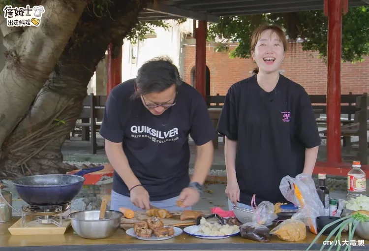 （右）巴钰协助詹姆士（左）备料。八大电视提供