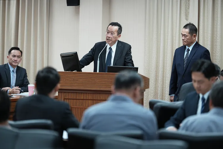 立法院外交及國防委員會，國防部次長楊基榮(左起)、部長顧立雄、海軍司令部參謀長邱俊榮。彭欣偉攝