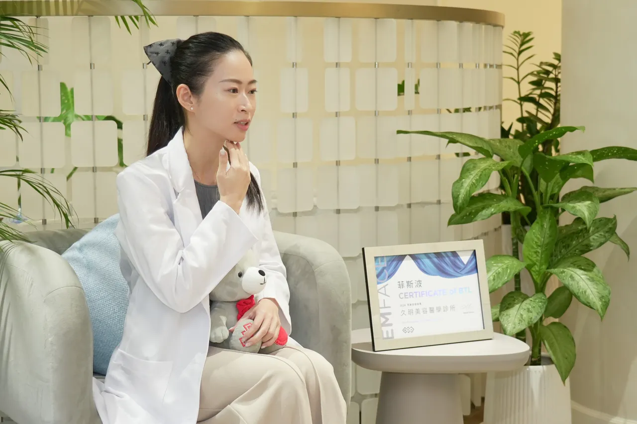 林佳蒨医师提到，若双下巴脂肪量不高，改以EMAFCE菲斯波来锻炼肌肉群会更有效。