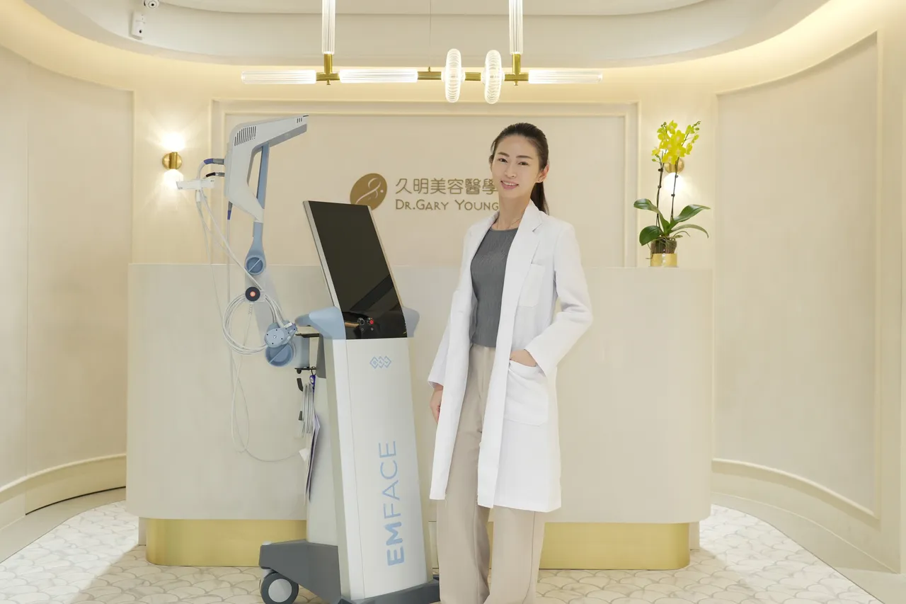 针对肌肉松弛型双下巴，林佳蒨医师推荐使用EMFACE菲斯波「双下巴探头」定期进行肌肉张力训练。