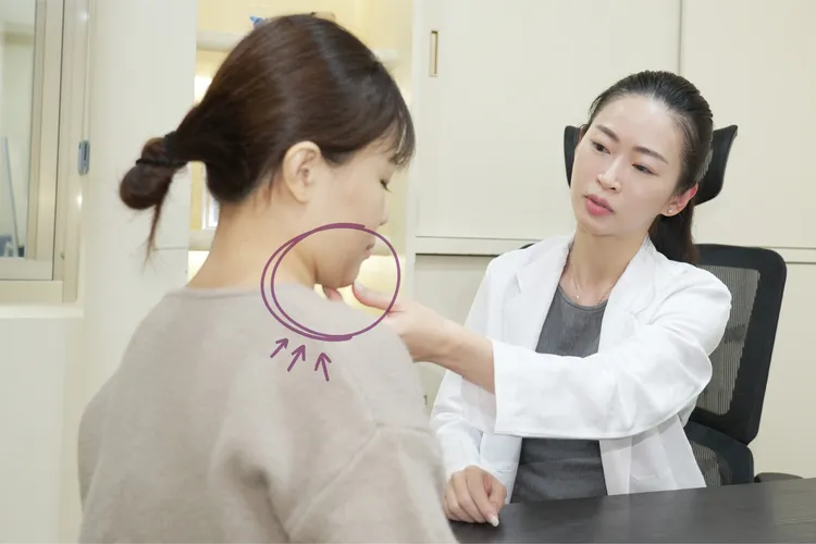 雙下巴不一定都是脂肪，可以大拇指和食指捏捏看，如果沒有超過一吋(2.54cm)就表示可能是假性雙下巴，這時就很適合使用EMFACE菲斯波的雙下巴探頭。