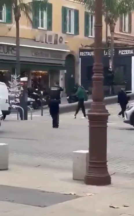 男子对警方视若无睹。翻摄自X @TheIndeWire