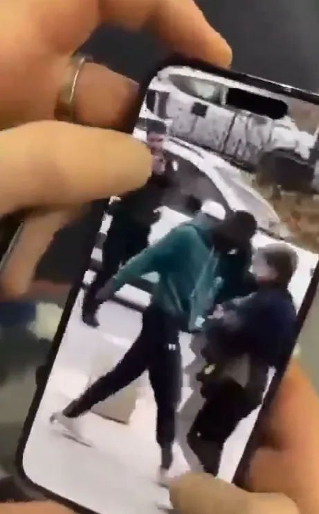 路人似乎沒意識到現場情況。翻攝自X @TheIndeWire