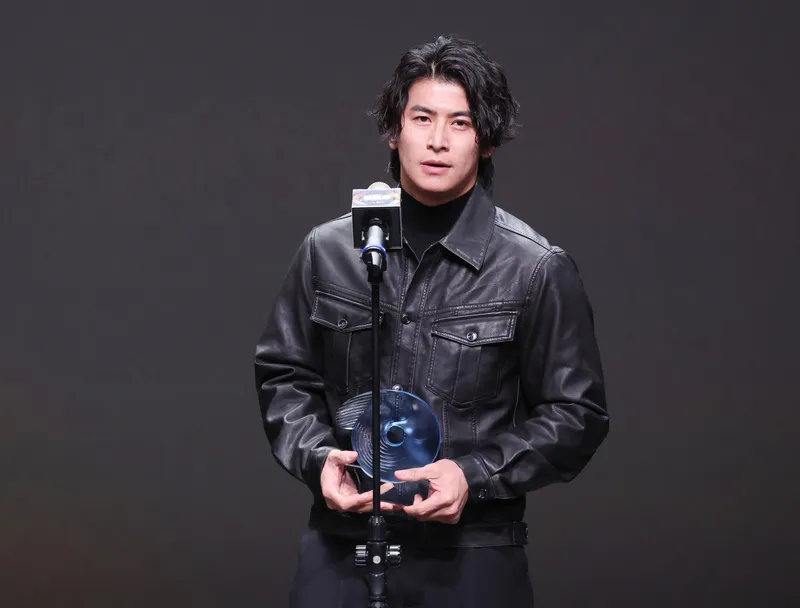 陈杰宪「穿皮衣」帅气夺奖！上台先说抱歉　理由曝光了