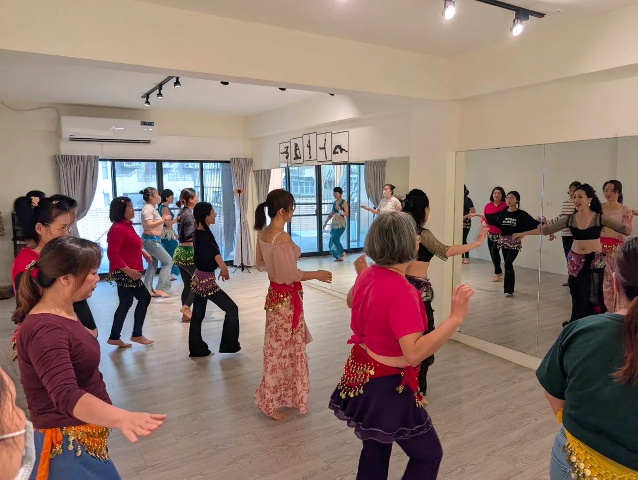 肚皮舞资深教师王怡惠领学员跳舞学习。翻摄画面