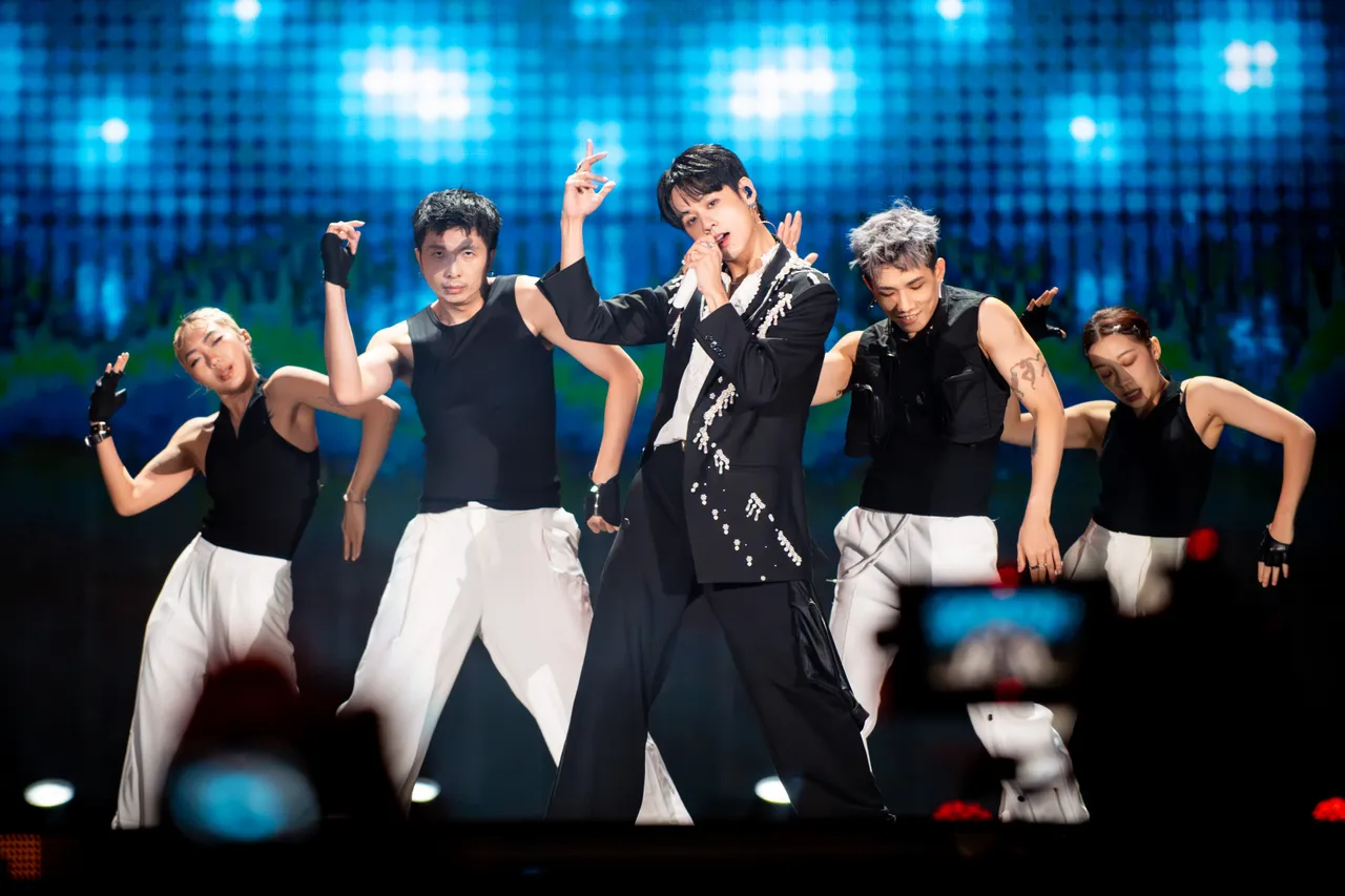 创作歌手洪暐哲演出。翻摄画面