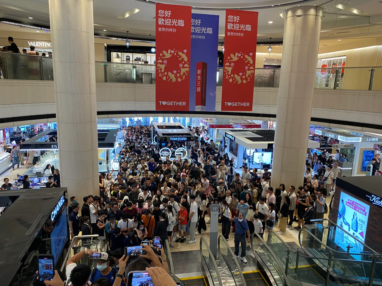 台中新光三越于9月27日复业人潮。庄伟祺摄