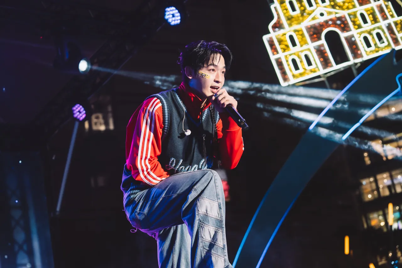 小乐吴思贤开唱，嗨翻全场。梦时代&奖金猎人提供