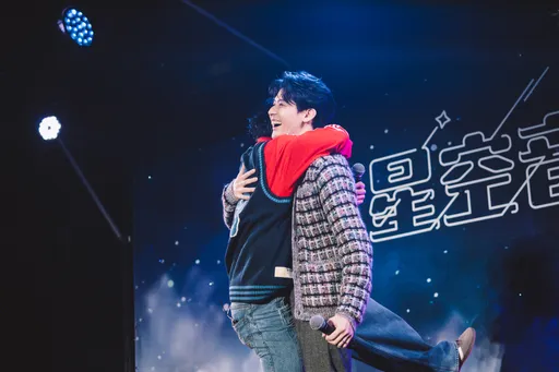 李玉玺婚后开唱一半⋯小乐冲上台熊抱放闪　抚发、秀婚戒甜喊：我老婆