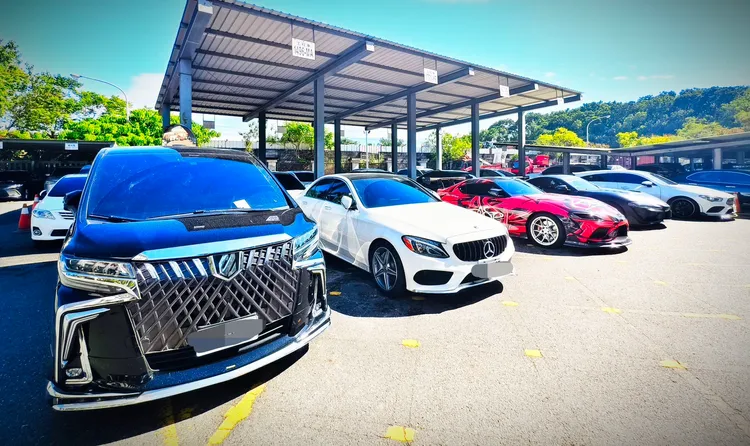 21部車輛不乏知名跑車、豪車，總價值在數千萬元之譜，且均非權利車。警方提供