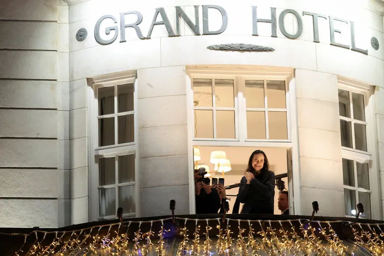 馬查多初抵挪威，在飯店陽台向支持者致意。路透