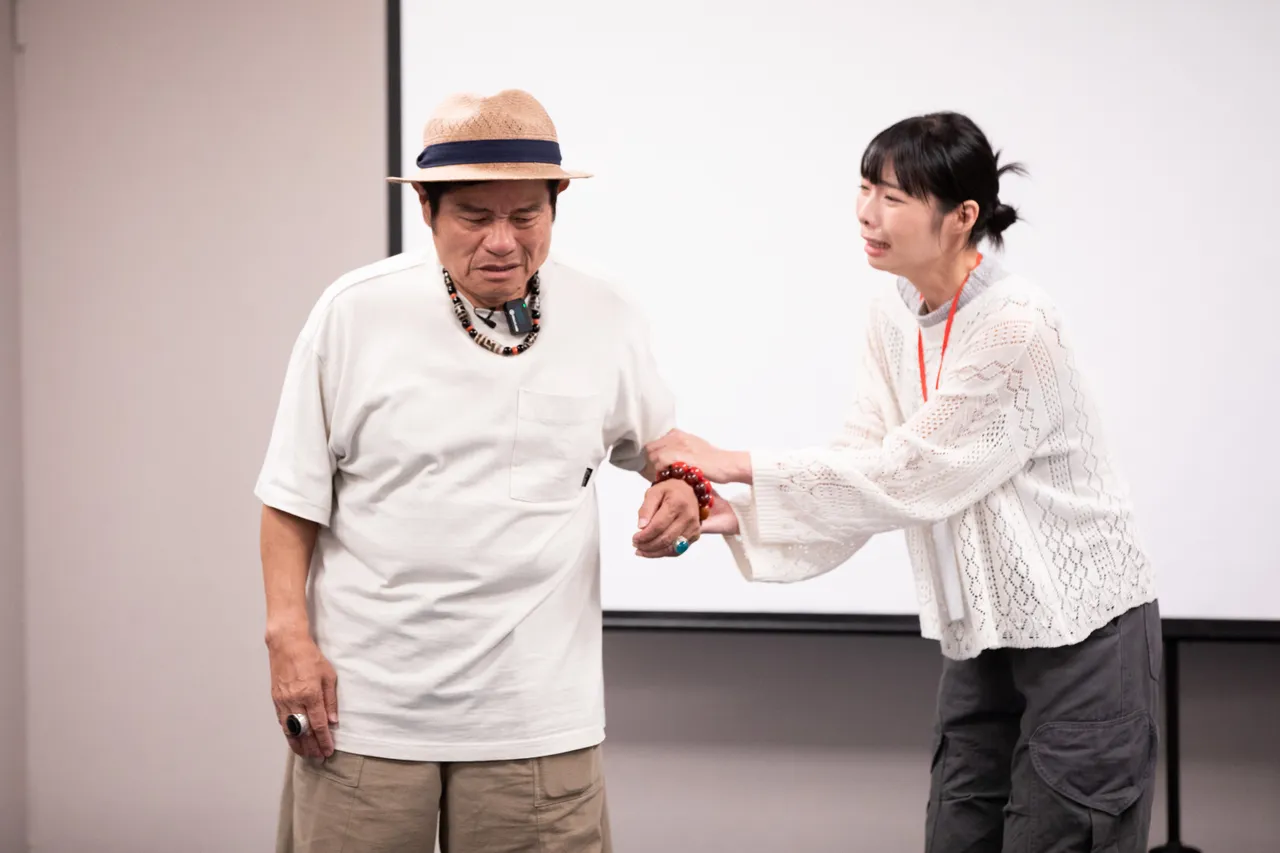 「台語台表演班」高雄班客座講師許效舜(左)與學員在課堂上即興演出，互動精彩感人。公視台語台提供