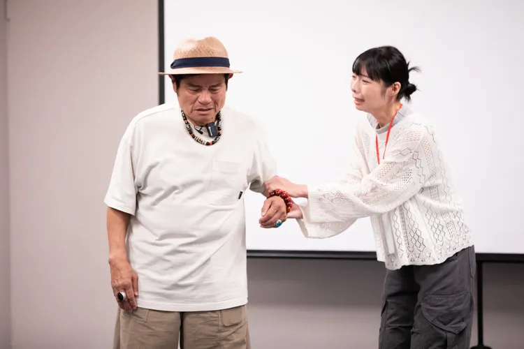 「台語台表演班」高雄班客座講師許效舜(左)與學員在課堂上即興演出，互動精彩感人。公視台語台提供