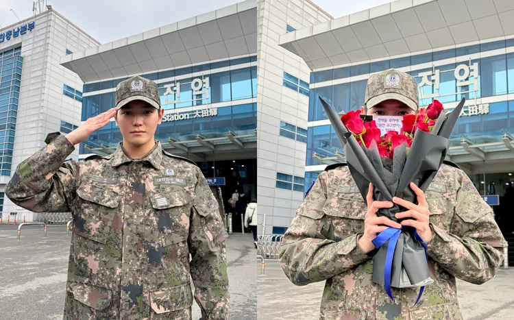 泰容與媽媽送花束合照。翻攝NCT IG