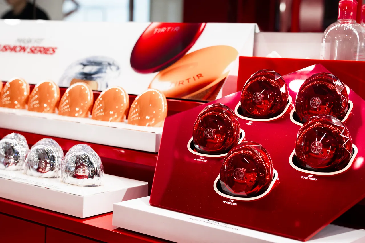 还未上市的红宝石光采气垫抢先曝光，各739元。品牌提供