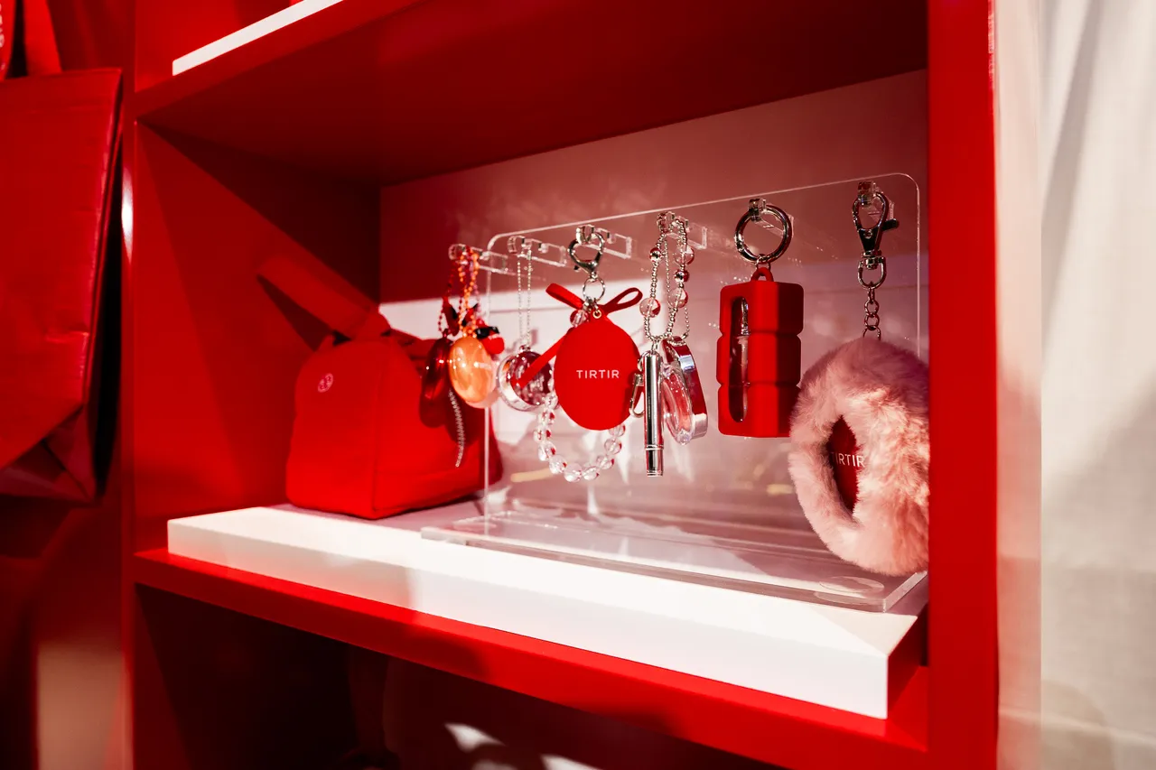 依不同消费门槛，还有迷你润唇膏吊饰、气垫粉扑组、迷你眼影刷吊饰与迷你唇釉套吊饰等精巧赠品。品牌提供