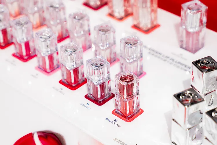 水潤光澤唇釉，各249元。品牌提供