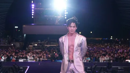 小乐首次台中跨年！单穿银色西装　露性感胸膛、冰块腹肌