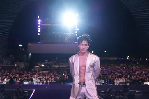 小乐首次台中跨年！单穿银色西装　露性感胸膛、冰块腹肌