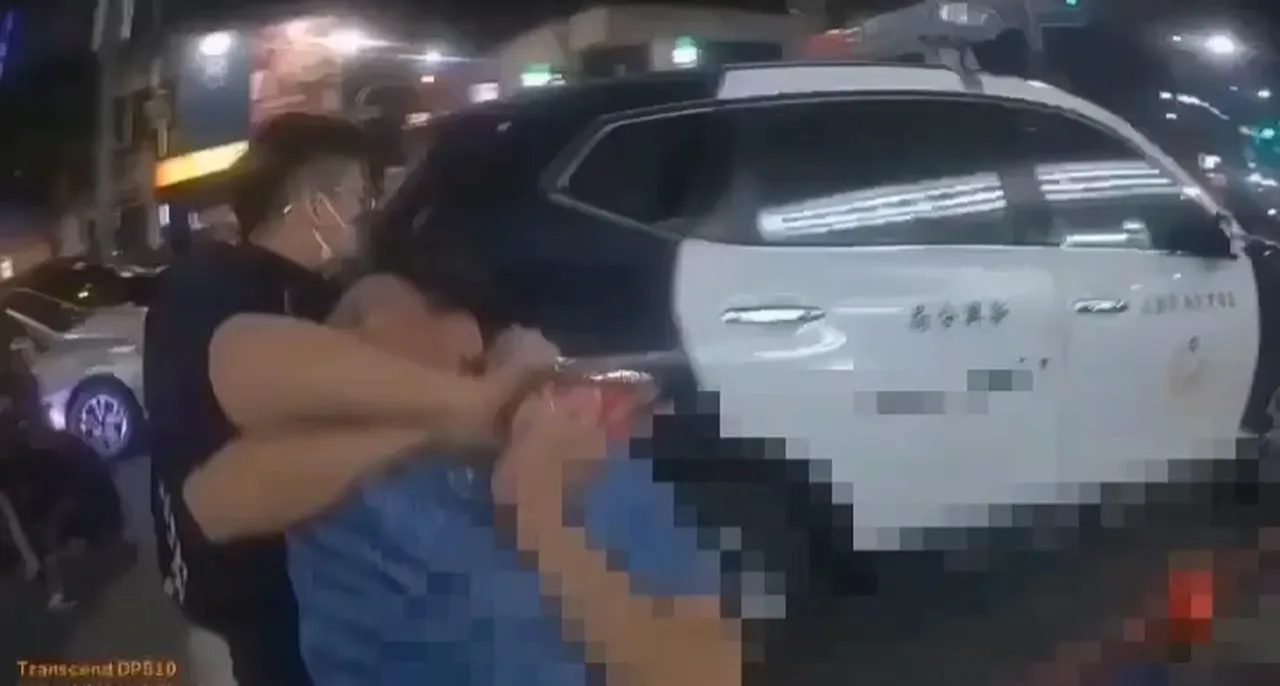 郭男酒醉不配合，警方将他拉上车。翻摄画面