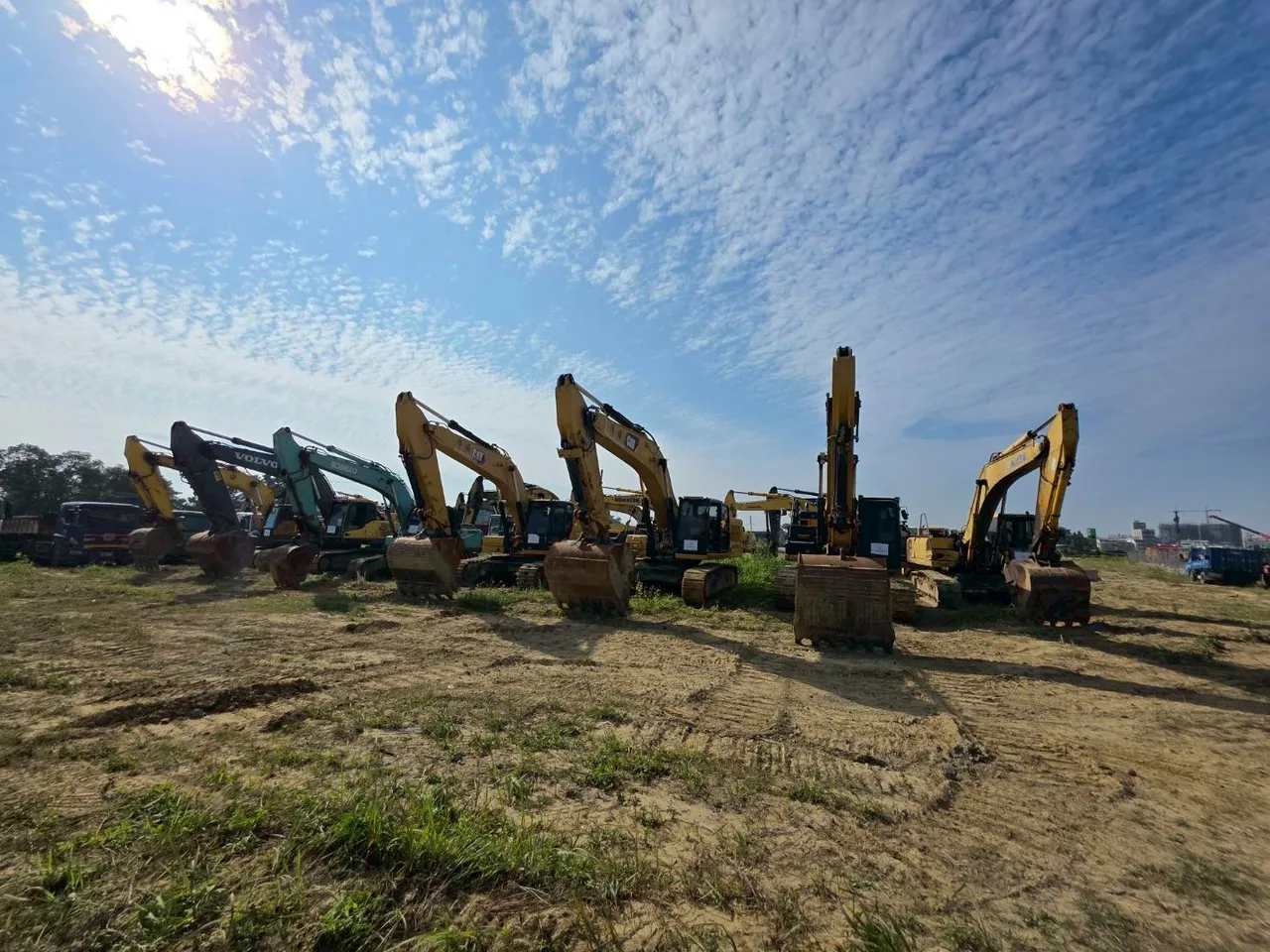 桥检侦办盗采砂石、违反废弃物清理法等案件，查扣挖土机及砂石车共14 台，日前进行拍卖。桥检提供