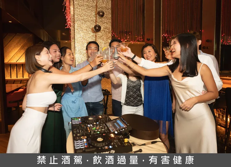 高雄洲際酒店WA-RA日式餐廳於跨年夜推出暢飲派對，活動入場費為每人新台幣988元（10% 服務費另計）。業者提供