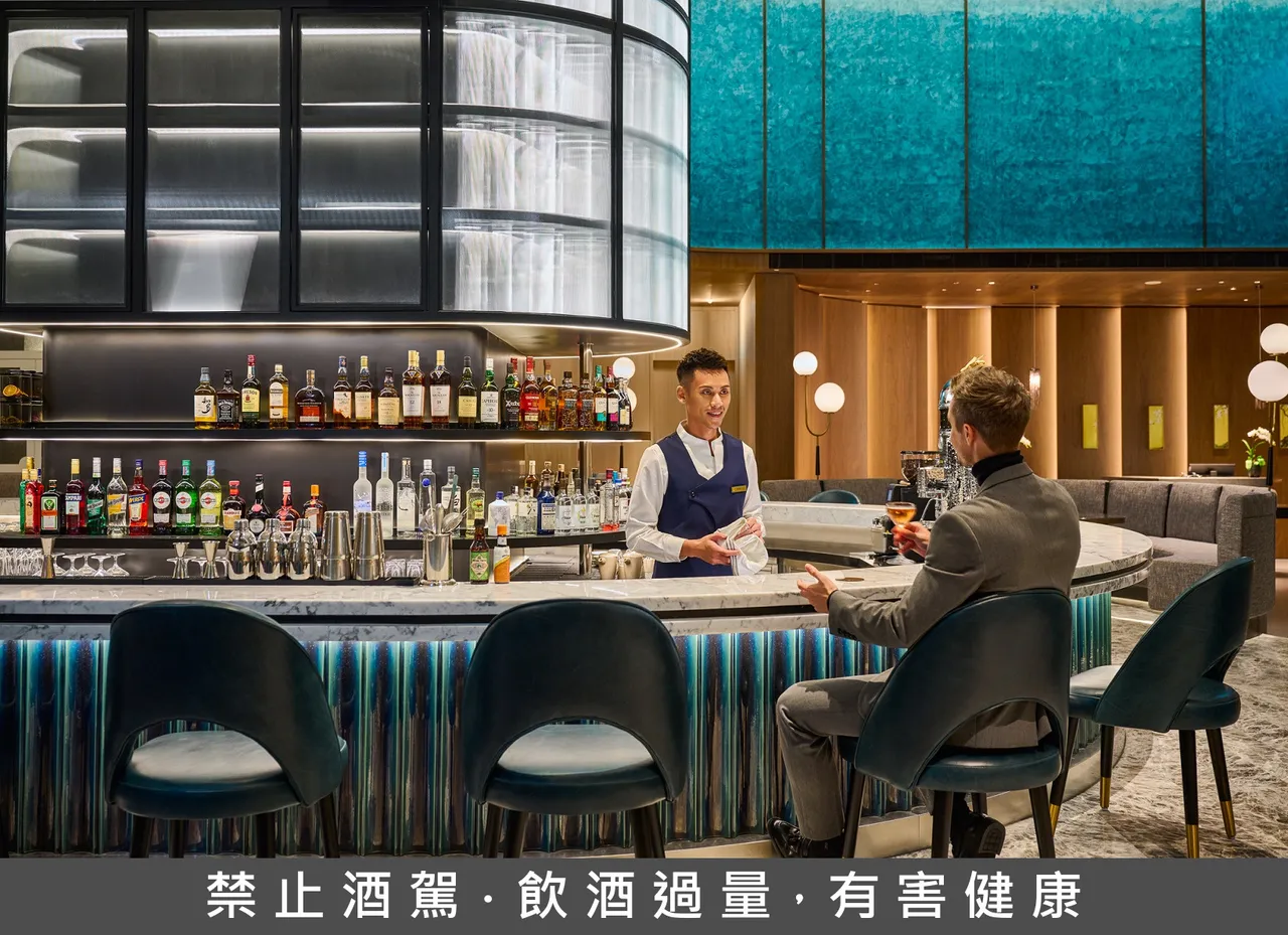 作为酒店迎宾与相聚的重要场域，BL.T33 以轻松社交的大厅酒吧氛围，成为跨年夜举杯的最佳起点与暖身站。业者提供