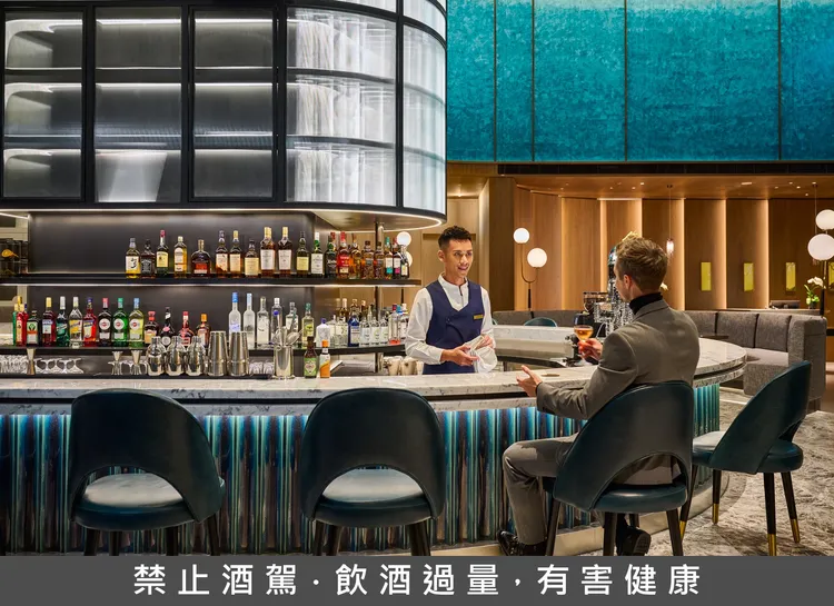 作為酒店迎賓與相聚的重要場域，BL.T33 以輕鬆社交的大廳酒吧氛圍，成為跨年夜舉杯的最佳起點與暖身站。業者提供