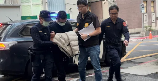 伏击「夜店大亨」狠砍溅血！凶嫌派出所自首　移送地检画面曝