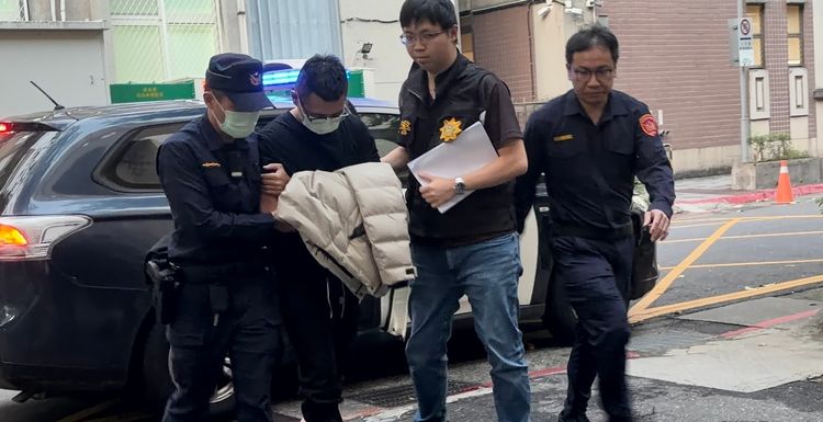 伏擊「夜店大亨」狠砍濺血!兇嫌派出所自首 移送地檢畫面曝