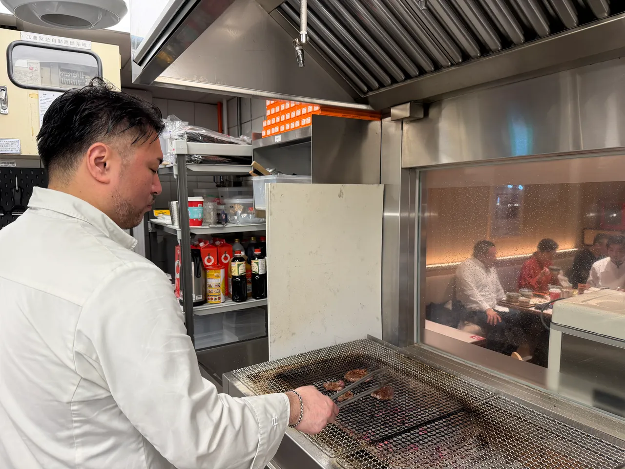 牛舌佑介首店开幕期间，日籍料理长将在店亲自烧烤牛舌。庄伟祺摄