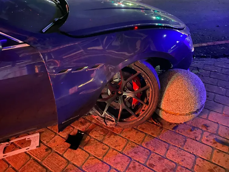 瑪莎拉蒂駕駛酒駕撞石墩。民眾提供