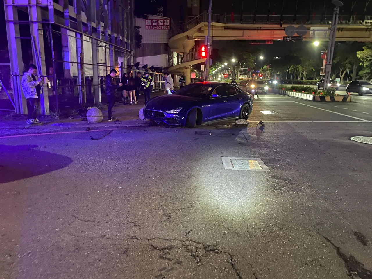 玛莎拉蒂行经台湾大道与惠中路口自撞石墩，车内5人都刚从夜店离开。民众提供