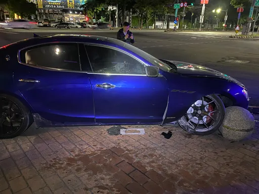 夜店喝完悲剧了！玛莎拉蒂酒驾撞石墩　车内2男2女全连坐处罚