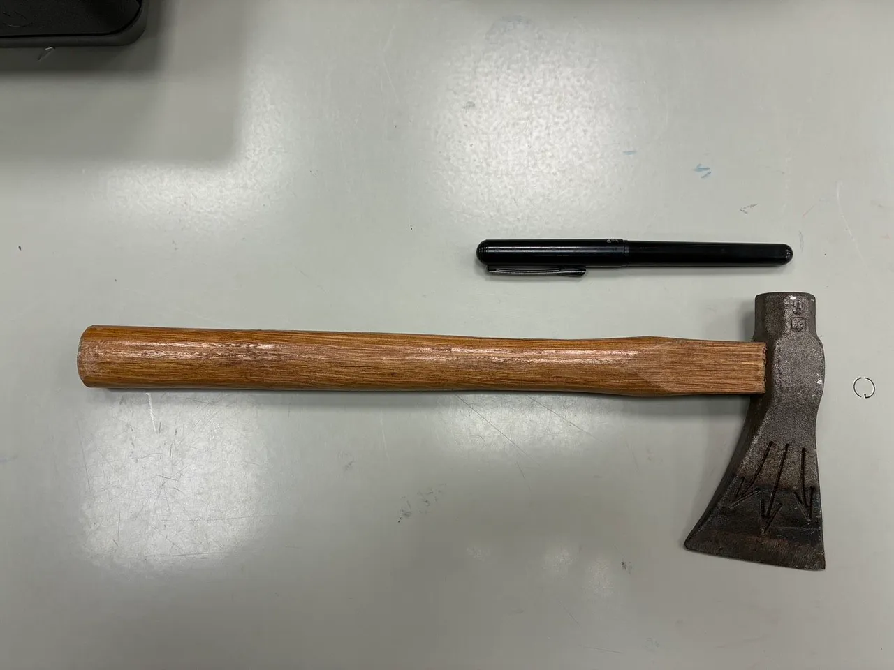 警方查扣斧头凶器，将当事人依违反社会秩序维护法侦办，并强制就医治疗。翻摄画面