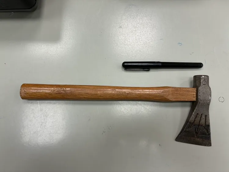 警方查扣斧頭凶器，將當事人依違反社會秩序維護法偵辦，並強制就醫治療。翻攝畫面