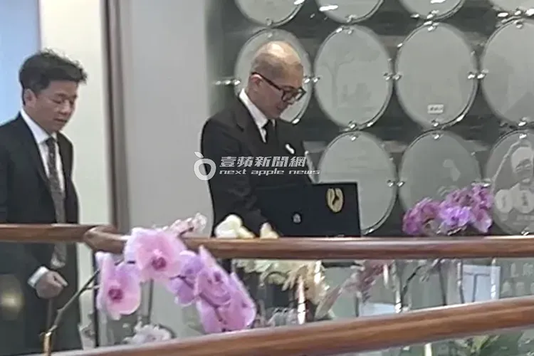 3月15日上午10點多，具俊曄身著黑西裝走進金寶山日光苑納骨塔區，悲戚抱出大S的骨灰罈。特勤中心攝