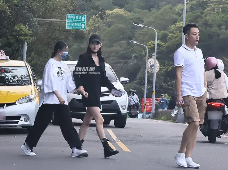 3月1日下午，汪小菲（右起）帶著現任妻子馬筱梅和大S女兒玥兒到內湖碧山巖參拜、吃豆花。特勤中心攝