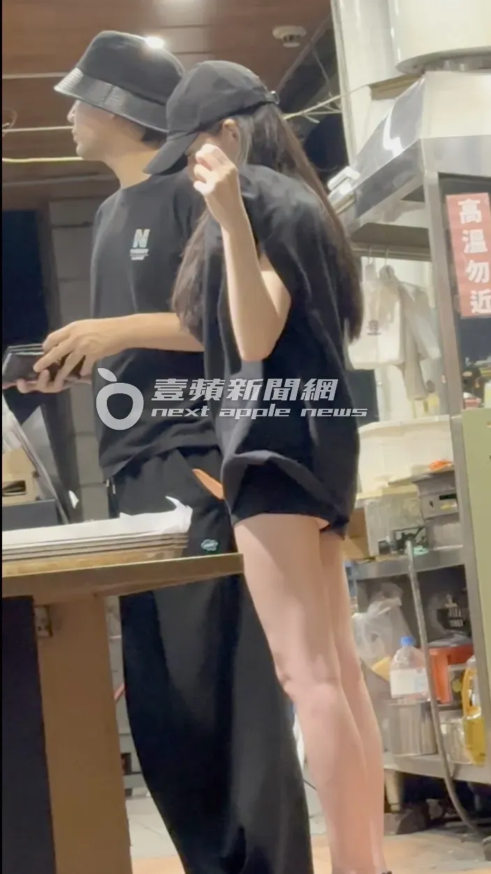 陈零九点餐时，女友啾啾在旁狂掀衣搧风散热，频频露出屁股蛋春光乍泄。特勤中心摄