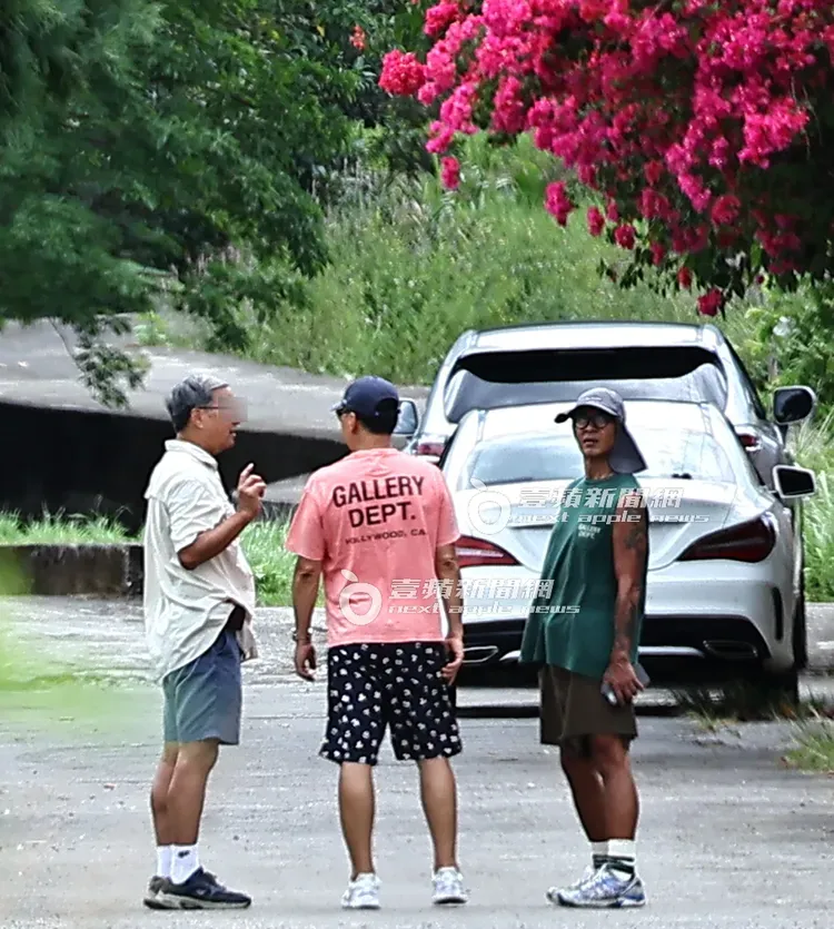 具俊曄（右）和友人在金寶山山腳下的九重葛別墅外聊天。特勤中心攝